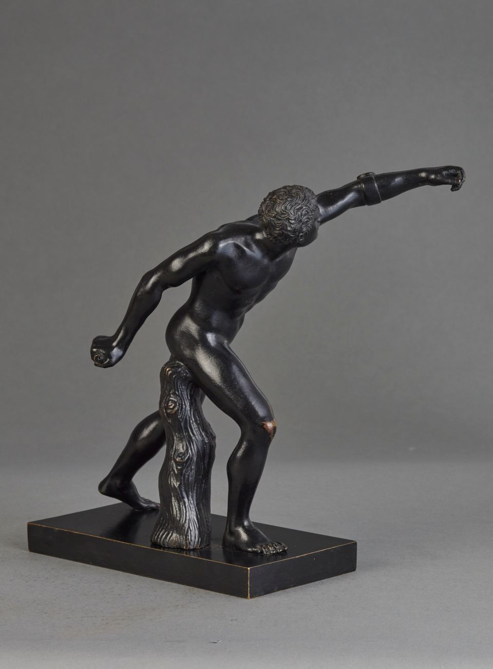 Very nice classical bronze of a Roman or Greek Gladiotor. The nicely patinated and detailed bronze is signed on the base: - image 4