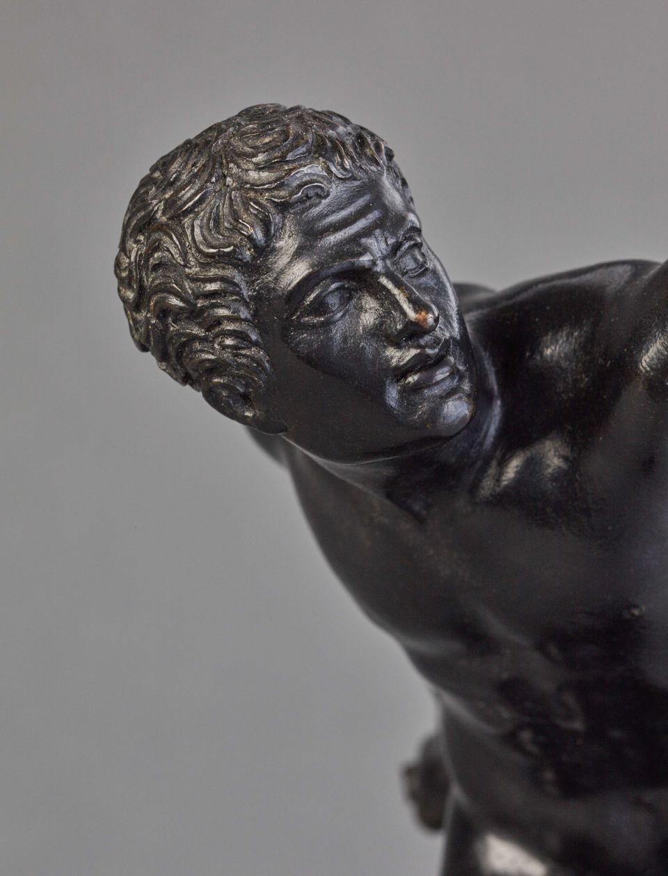 Very nice classical bronze of a Roman or Greek Gladiotor. The nicely patinated and detailed bronze is signed on the base: - image 5