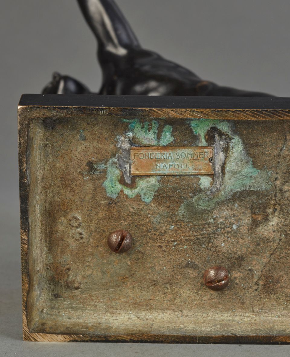 Very nice classical bronze of a Roman or Greek Gladiotor. The nicely patinated and detailed bronze is signed on the base: - image 7