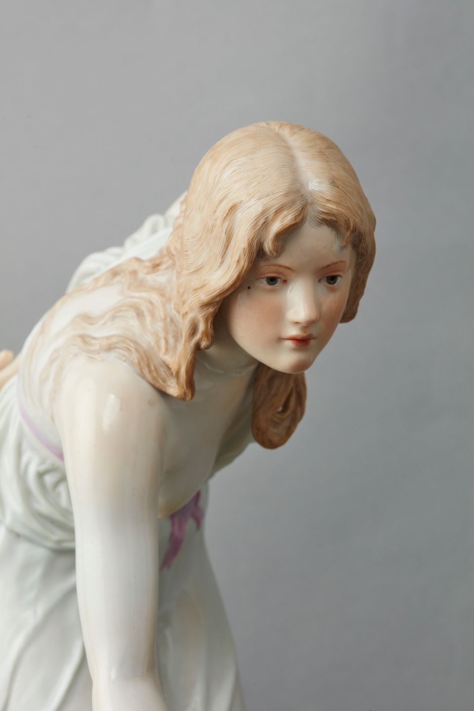 A German Meissen porcelain ‘KügelSpielerin’ by Walter Scott, circa 1890 - image 6