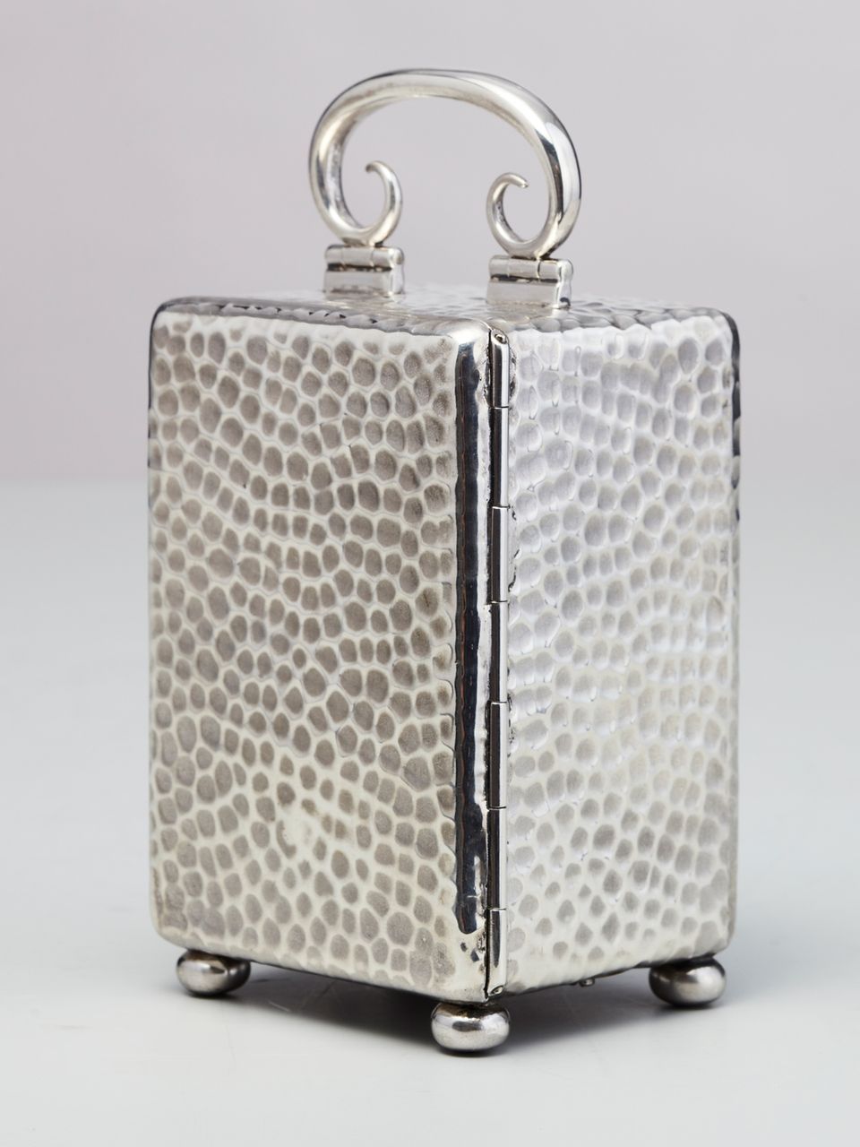 A small English silver travelling clock by William Comyns, circa 1900 - image 4
