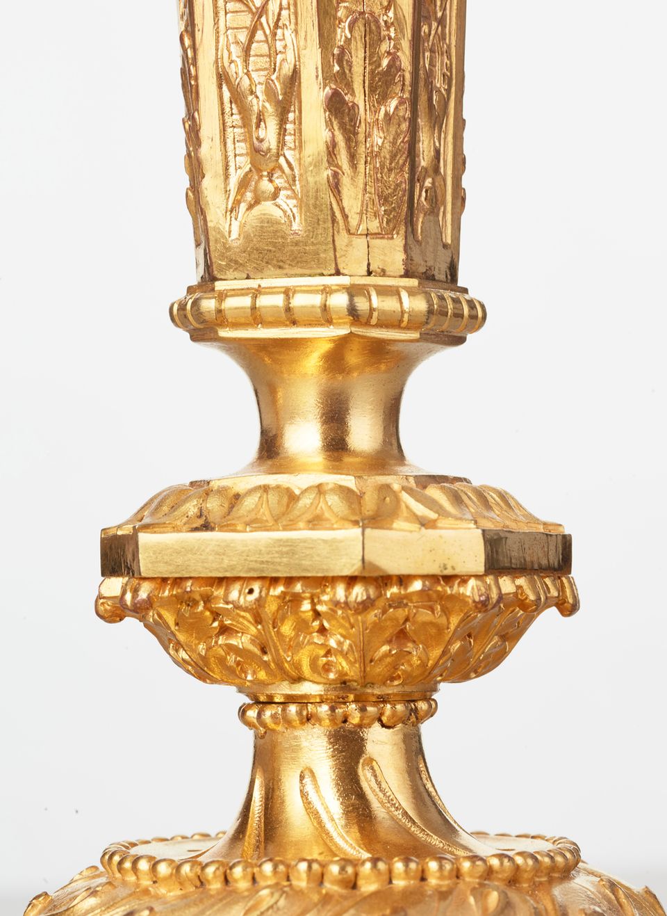 Een mooi paar Franse Regency geïnspireerde vergulde bronzen kaarsenstandaards, circa 1880 - afbeelding 4