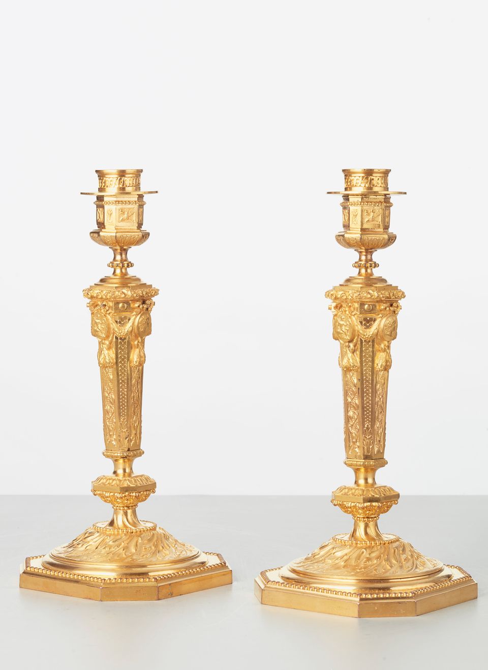 Een mooi paar Franse Regency geïnspireerde vergulde bronzen kaarsenstandaards, circa 1880 - afbeelding 2