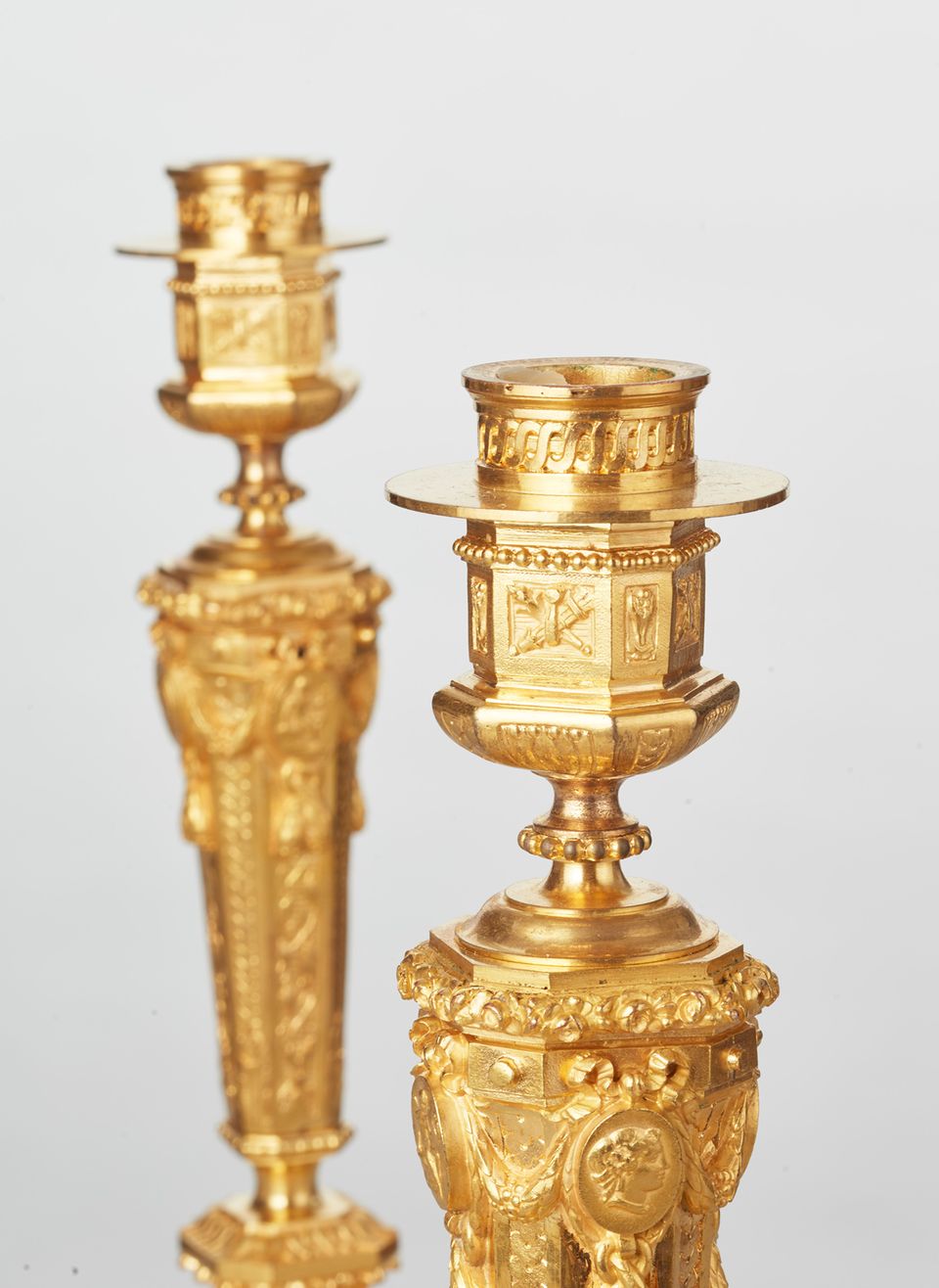 Een mooi paar Franse Regency geïnspireerde vergulde bronzen kaarsenstandaards, circa 1880 - afbeelding 3