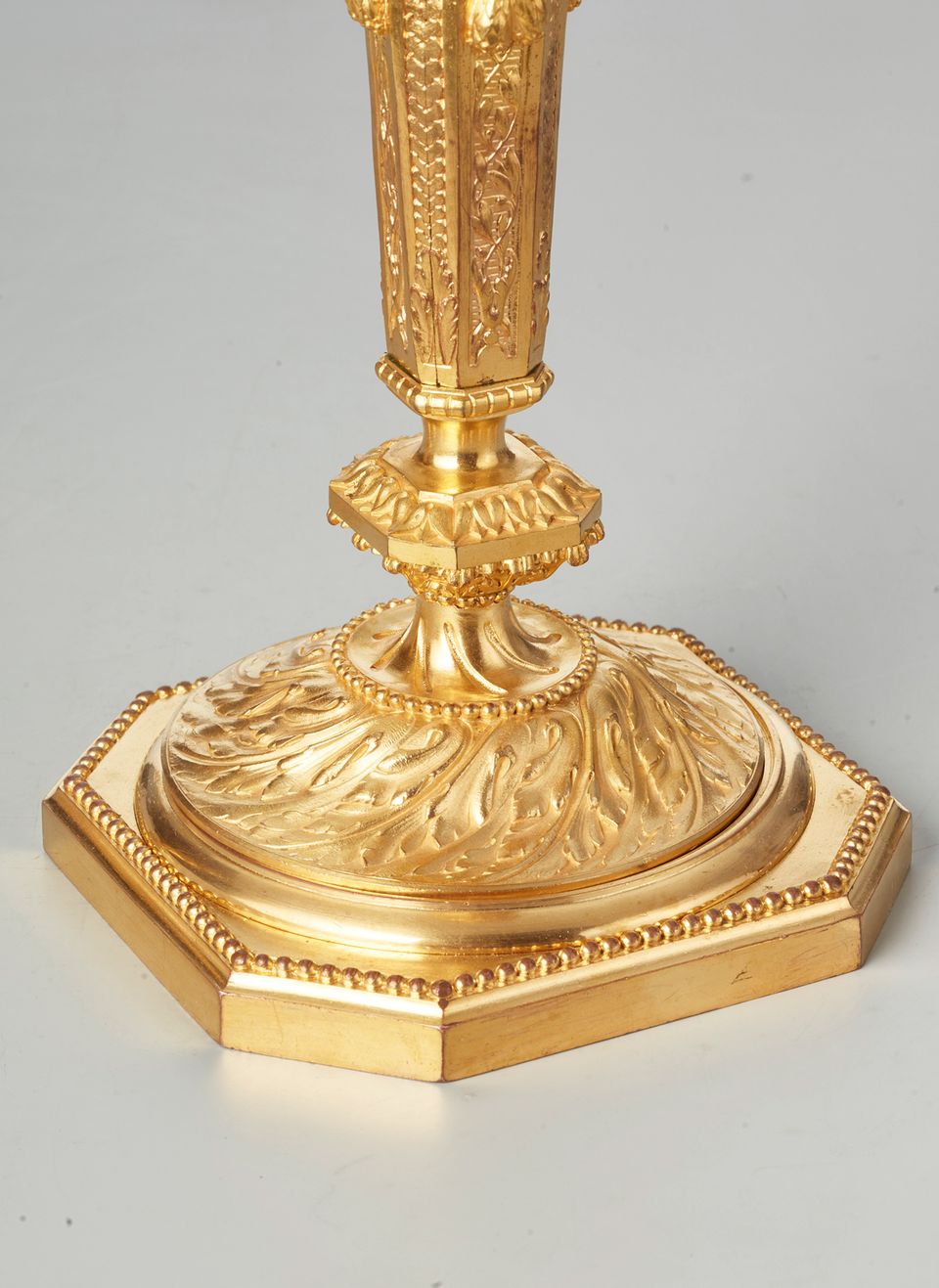 Een mooi paar Franse Regency geïnspireerde vergulde bronzen kaarsenstandaards, circa 1880 - afbeelding 6