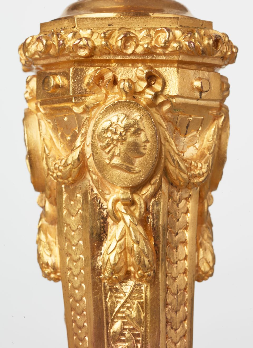 Een mooi paar Franse Regency geïnspireerde vergulde bronzen kaarsenstandaards, circa 1880 - afbeelding 5