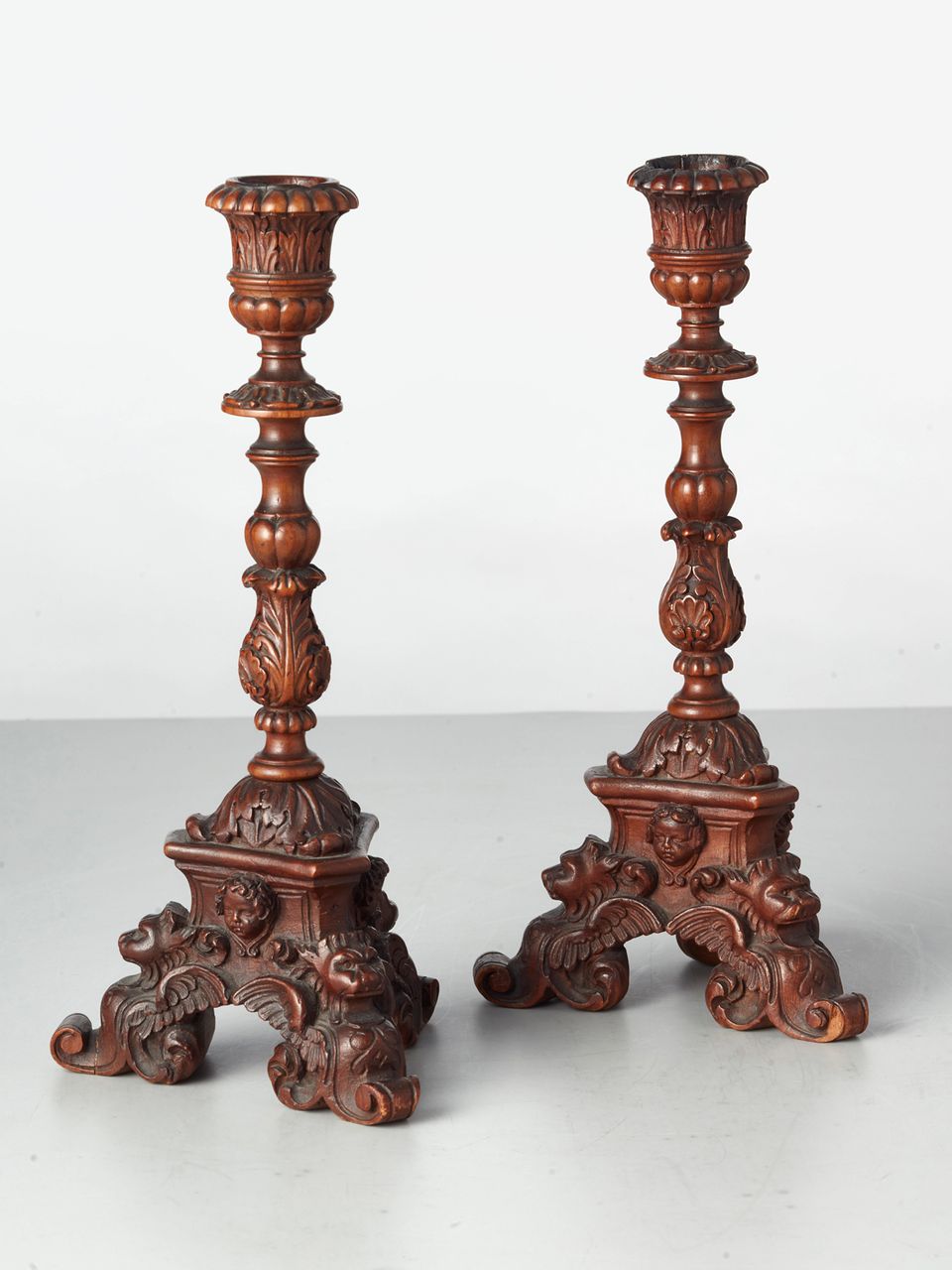 Een klein paar Italiaanse zeer gesneden notenhouten kandelaars, elk met één kaars, circa 1850. - afbeelding 2