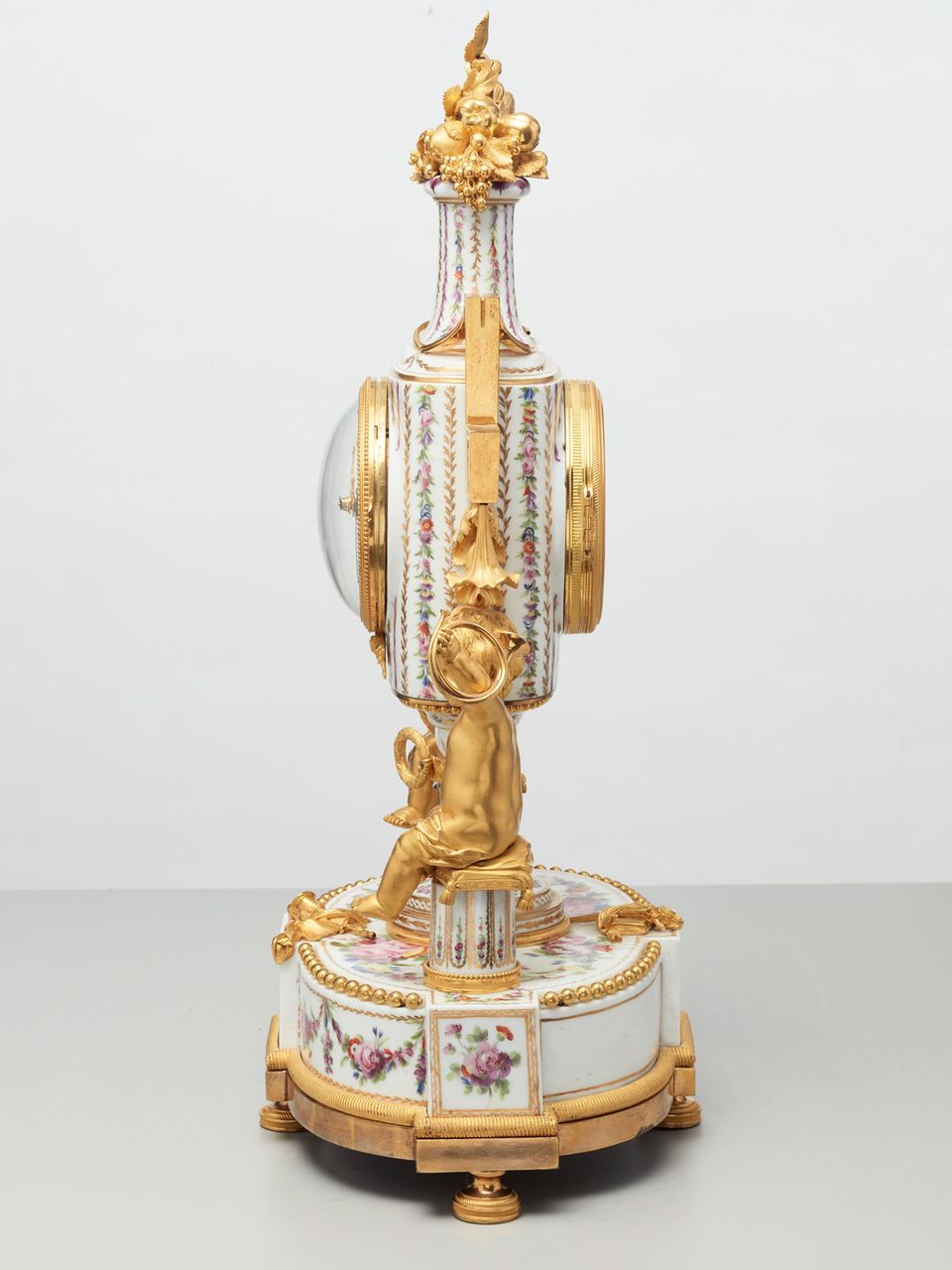 Rare French porcelain and gilt bronze mantel clock by Godon, circa 1785 - image 4