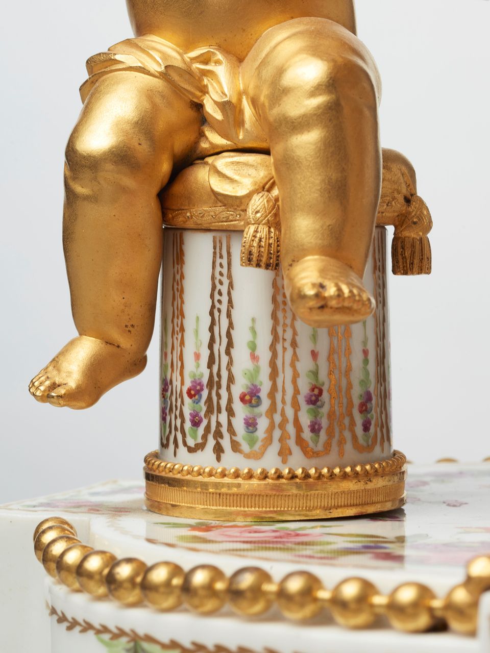 Rare French porcelain and gilt bronze mantel clock by Godon, circa 1785 - image 9