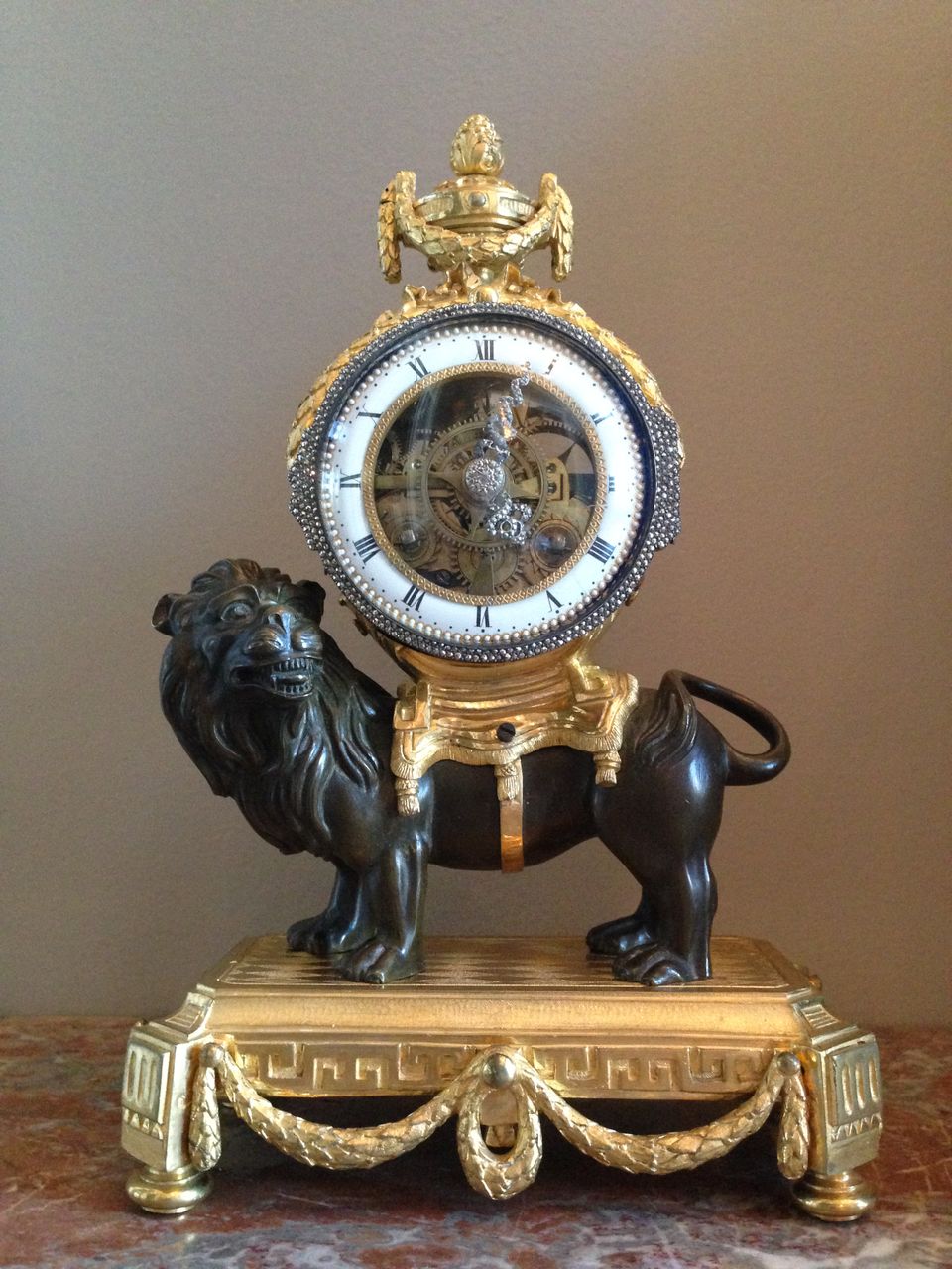 M175 Louis XVI leeuwpendule, met geskeletteerd uurwerk, zilveren wijzers en montuur op de lunette en slagwerk op een zilveren bel. - afbeelding 2