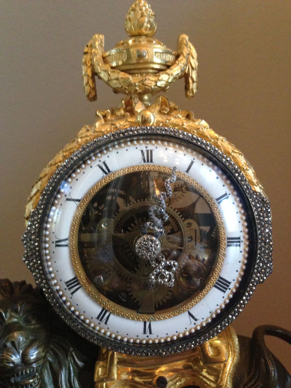 M175 Louis XVI leeuwpendule, met geskeletteerd uurwerk, zilveren wijzers en montuur op de lunette en slagwerk op een zilveren bel. - afbeelding 3