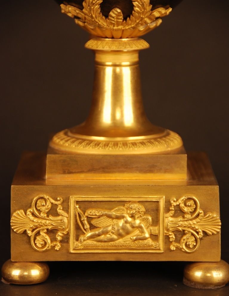 PV04 Vaseshape mantelclock with gilt and patina case - image 4