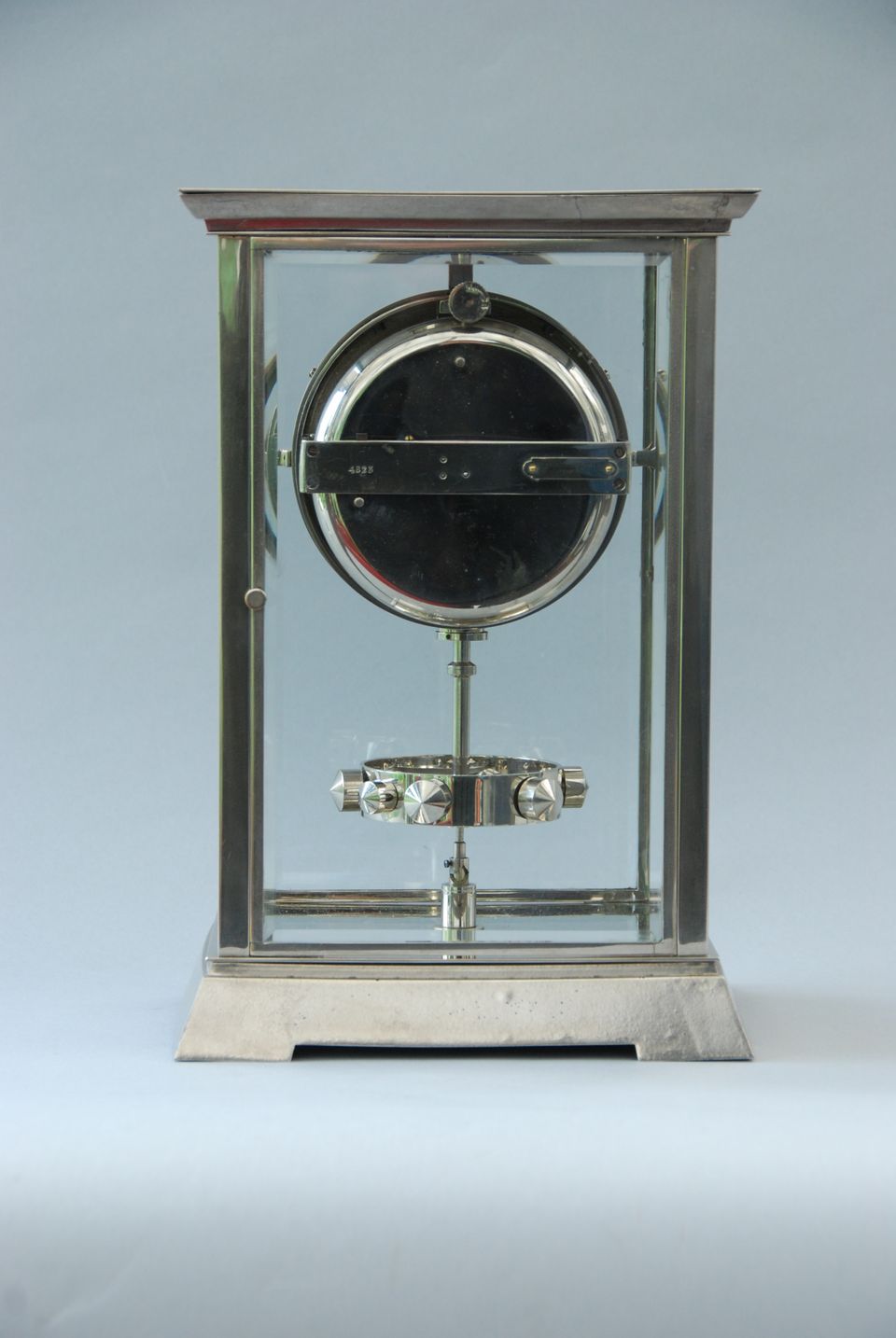M204 Vernikkelde Art Deco stijl J.L. Reutter 4 zijdig verglaasde Atmos klok, in grote uitvoering. - afbeelding 5