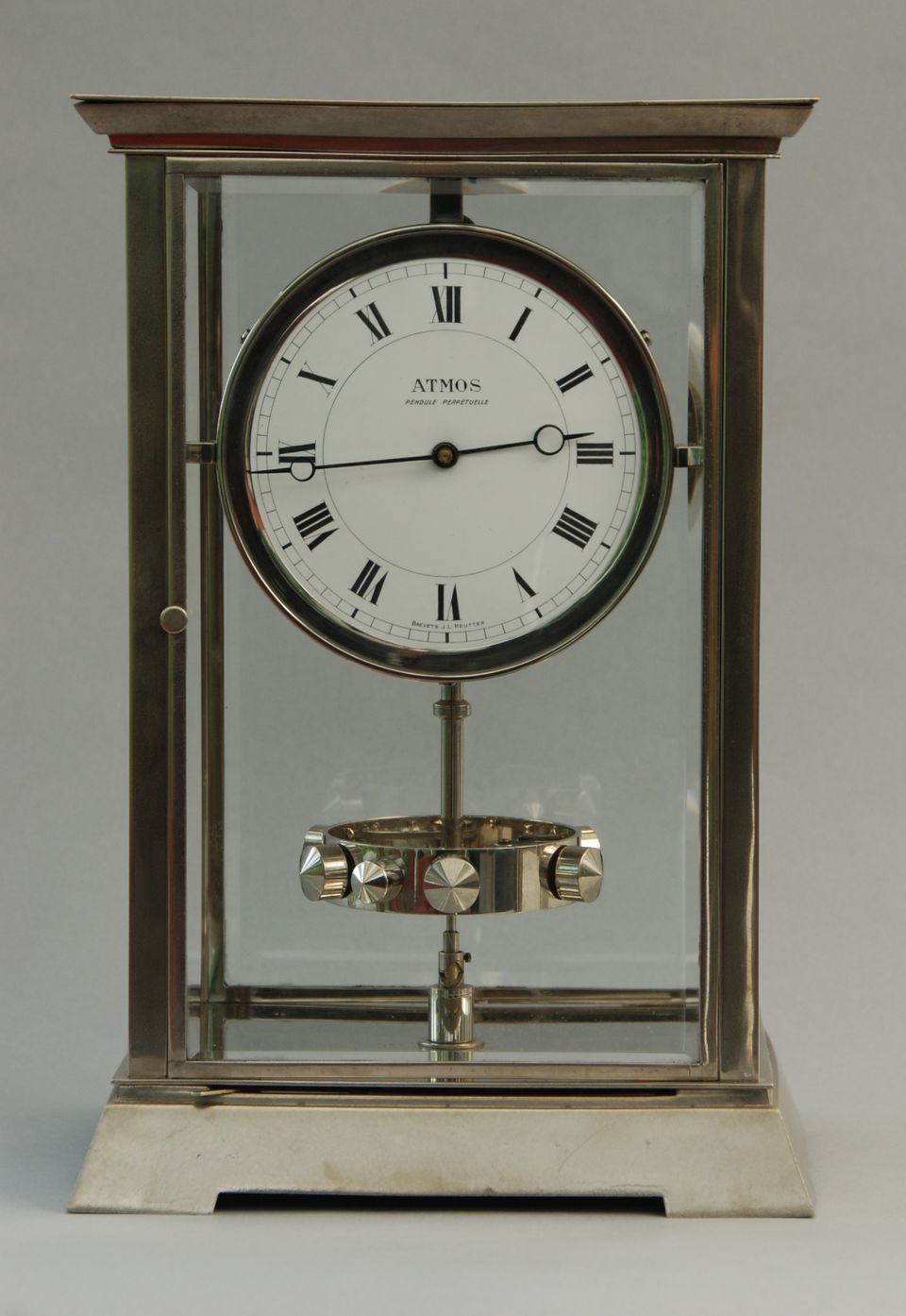 M204 Vernikkelde Art Deco stijl J.L. Reutter 4 zijdig verglaasde Atmos klok, in grote uitvoering. - afbeelding 2