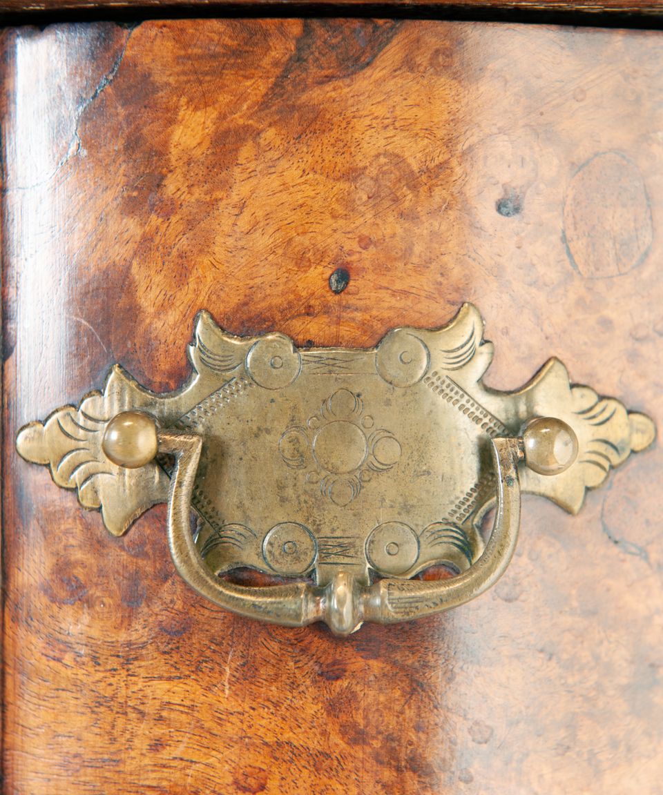 A Dutch Louis XV Burr-Walnut Display Cabinet - afbeelding 5