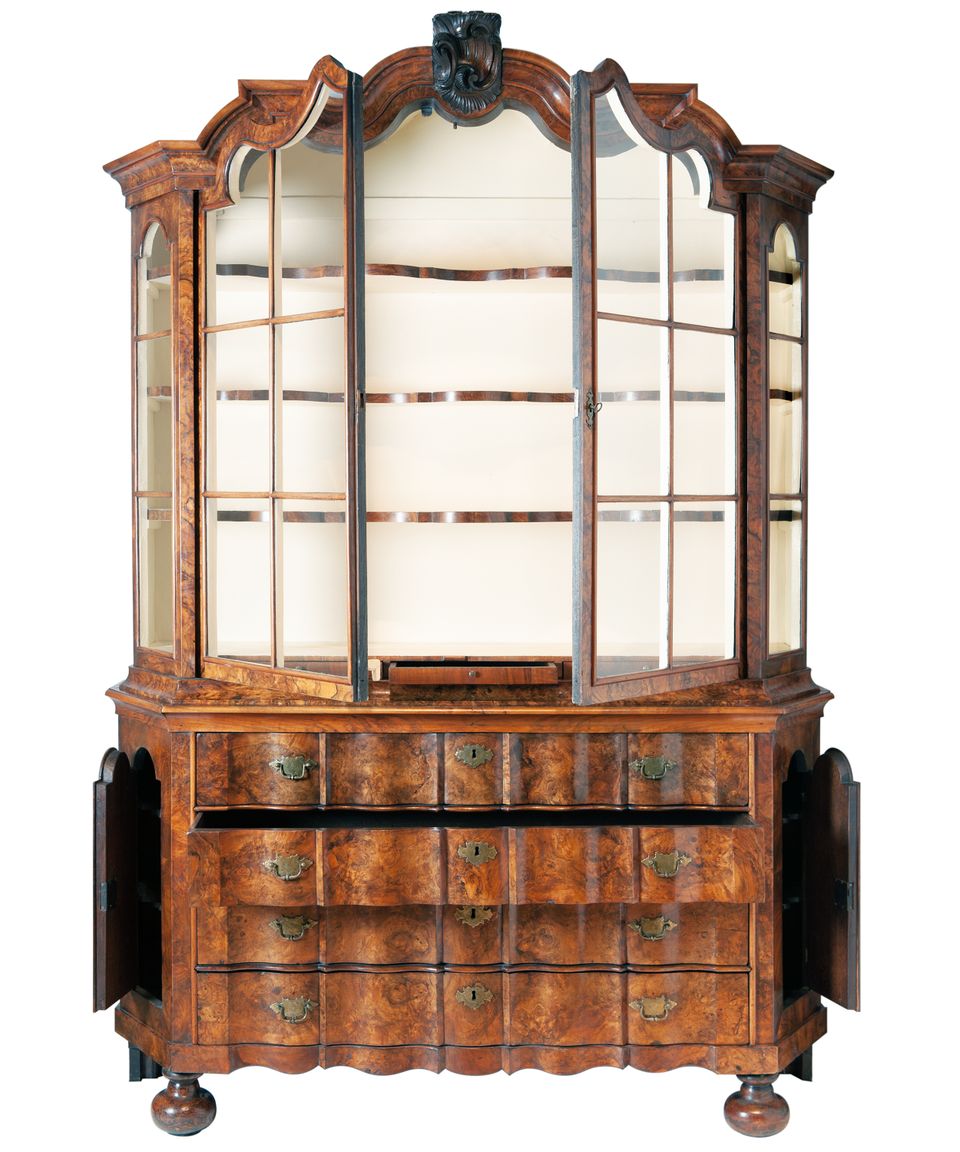 A Dutch Louis XV Burr-Walnut Display Cabinet - afbeelding 2