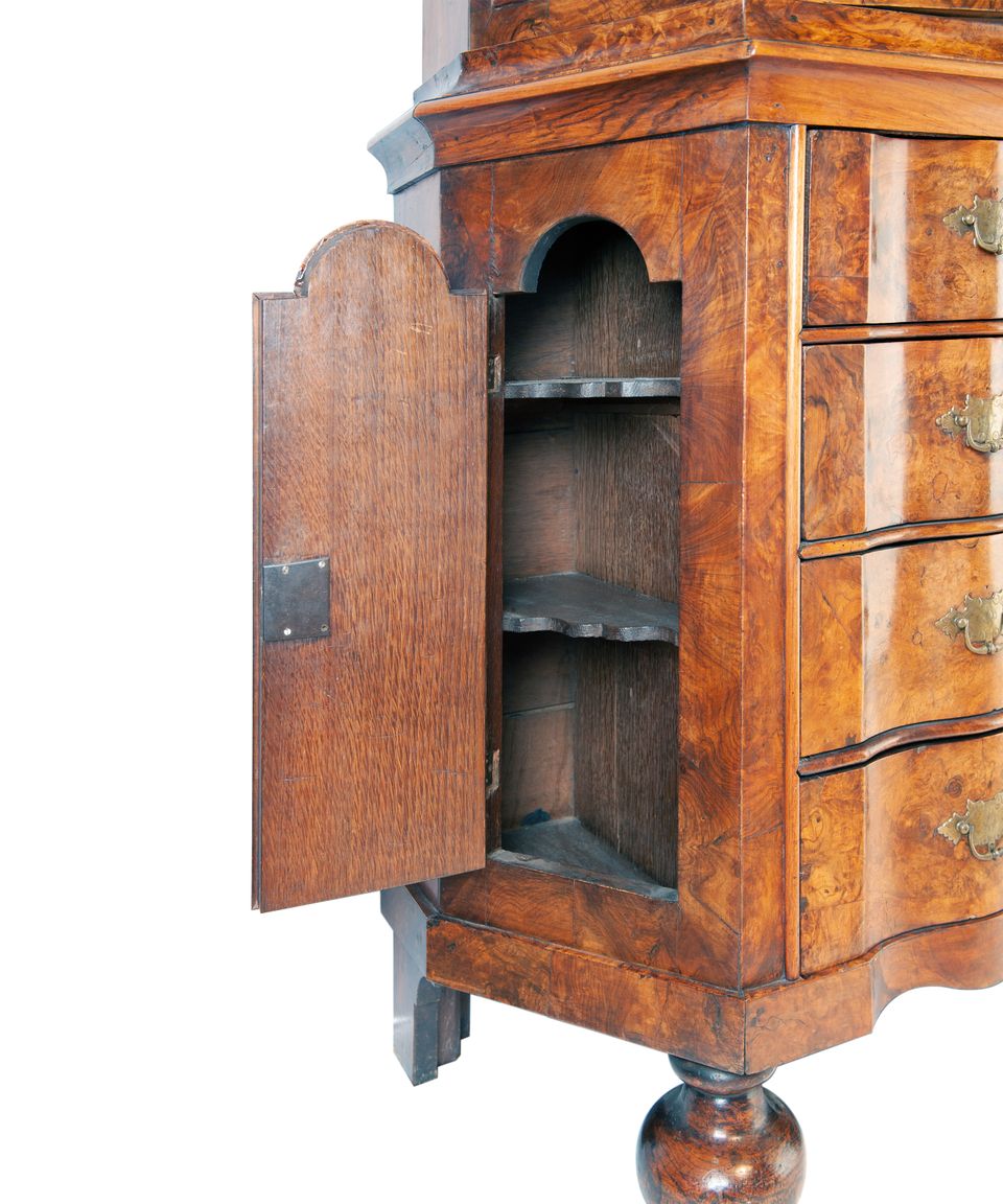 A Dutch Louis XV Burr-Walnut Display Cabinet - afbeelding 3