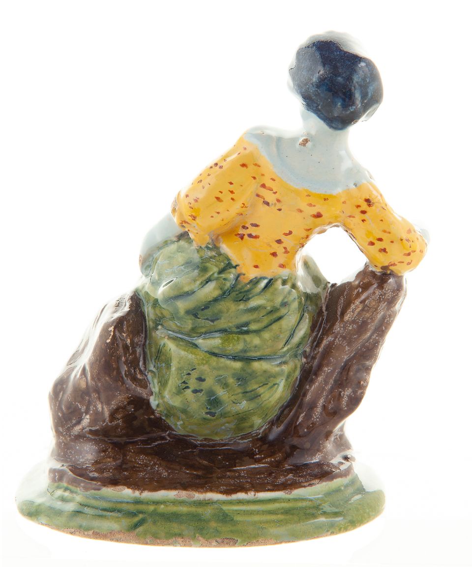 Polychroom Delfts Aardewerk Figuur van een Zittende Dame - afbeelding 2