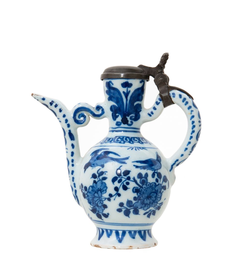 Een Hollandse Delfts Blauw en Witte Chinoiserie Wijnkan Gemonteerd met Tinnen Deksel - afbeelding 2