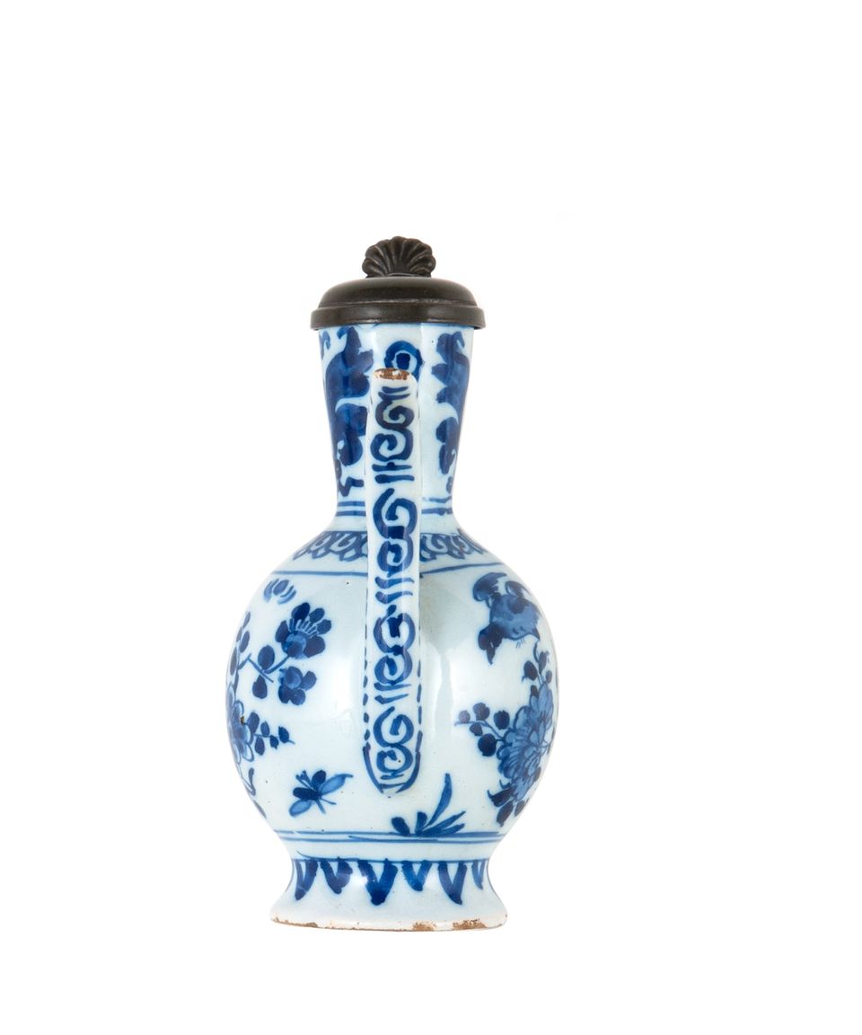 Een Hollandse Delfts Blauw en Witte Chinoiserie Wijnkan Gemonteerd met Tinnen Deksel - afbeelding 4